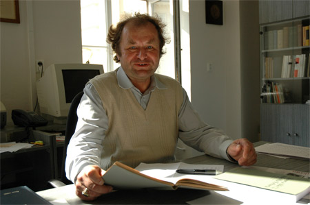 „Z našich sbírek si hodně cením originálu listiny, která je zatavená v rektorském žezle. Málokdo o ní ví,“ jmenuje zajímavost Archivu MU jeho ředitel Jiří Pulec. Foto: David Povolný. „Z našich sbírek si hodně cením originálu listiny, která je zatavená v rektorském žezle. Málokdo o ní ví,“ jmenuje zajímavost Archivu MU jeho ředitel Jiří Pulec. Foto: David Povolný.