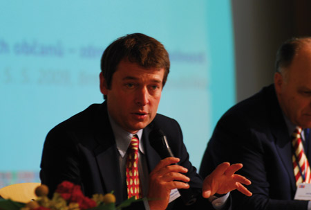 Naše finanční portfolio je velmi široké, nejspíš tedy budeme schopni vyrovnávat dopady krize lépe díky širokému spektru dárců, uvedl na konferenci Šimon Pánek. Foto: Martin Kopáček. Naše finanční portfolio je velmi široké, nejspíš tedy budeme schopni vyrovnávat dopady krize lépe díky širokému spektru dárců, uvedl na konferenci Šimon Pánek. Foto: Martin Kopáček.