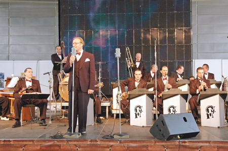 Celý odpolední program Dne absolventů moderoval Ondřej Havelka, který také vystoupil svou kapelou Melody Makers. Celý odpolední program Dne absolventů moderoval Ondřej Havelka, který také vystoupil svou kapelou Melody Makers.