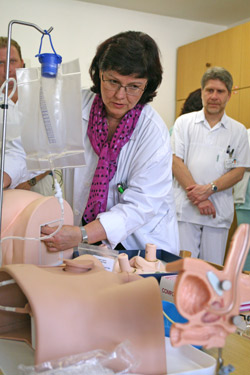 Zástupkyně přednosty kliniky doc. Lenka Veverková předvádí fungování jednotlivých modelů, na nichž se začnou medici učit už od jarního semestru. Foto: Petr Preclík. Zástupkyně přednosty kliniky doc. Lenka Veverková předvádí fungování jednotlivých modelů, na nichž se začnou medici učit už od jarního semestru. Foto: Petr Preclík.