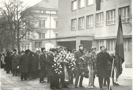 Tryzna za Jana Palacha před Filozofickou fakultou MU – leden 1969. Foto: Archiv Masarykovy univerzity. Tryzna za Jana Palacha před Filozofickou fakultou MU – leden 1969. Foto: Archiv Masarykovy univerzity.