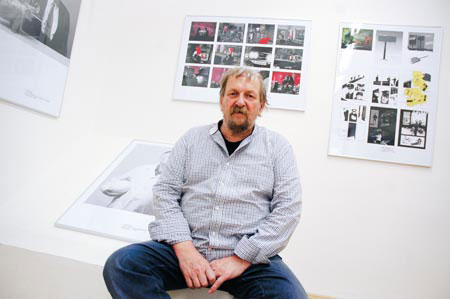 "Vadí mi hloupá americká popkultura, na kterou jsou napojeni lidé, kteří používají slova jako kreativec a novinové hlavičce říkají logo. Takoví jen ohlupují zákazníka," říká Švalbach. Foto: David Povolný. "Vadí mi hloupá americká popkultura, na kterou jsou napojeni lidé, kteří používají slova jako kreativec a novinové hlavičce říkají logo. Takoví jen ohlupují zákazníka," říká Švalbach. Foto: David Povolný.