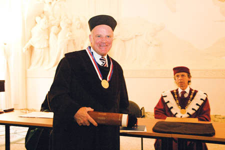 Čestný doktorát převzal nositel Nobelovy ceny Kary Mullis (vlevo) v prostorách univerzitního Mendelova muzea. Foto: David Povolný. Čestný doktorát převzal nositel Nobelovy ceny Kary Mullis (vlevo) v prostorách univerzitního Mendelova muzea. Foto: David Povolný.