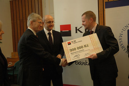 Rektor Petr Fiala (vpravo) převzal šek od člena představenstva Komerční banky Petera Palečky a předsedy představenstva Nadace Jistota Jaroslava Říšského. Foto: David Povolný. Rektor Petr Fiala (vpravo) převzal šek od člena představenstva Komerční banky Petera Palečky a předsedy představenstva Nadace Jistota Jaroslava Říšského. Foto: David Povolný.