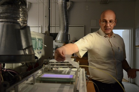 Odborný pracovník nového centra Pavel Sťahel vysvětluje, jak se pomocí plazmatu provádí úprava materiálů, konkrétně textilie, z níž se vyrábí například dětské plenky. Odborný pracovník nového centra Pavel Sťahel vysvětluje, jak se pomocí plazmatu provádí úprava materiálů, konkrétně textilie, z níž se vyrábí například dětské plenky.