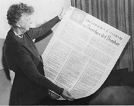 Eleanor Rooseveltová, která předsedala výboru, jenž deklaraci navrhl a schválil, s textem Všeobecné deklarace lidských práv ve španělské verzi. Foto: www.wikipedia.org. Eleanor Rooseveltová, která předsedala výboru, jenž deklaraci navrhl a schválil, s textem Všeobecné deklarace lidských práv ve španělské verzi. Foto: www.wikipedia.org.