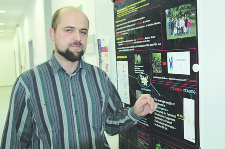 Vedoucí Laboratoře funkční genomiky a proteomiky Přírodovědecké fakulty MU doc. RNDr. Jiří Fajkus, CSc. Foto: Martina Šmídtová. Vedoucí Laboratoře funkční genomiky a proteomiky Přírodovědecké fakulty MU doc. RNDr. Jiří Fajkus, CSc. Foto: Martina Šmídtová.