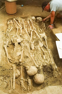 Při hloubení výkopů pro vodovodní potrubí bylo ve Znojmě nalezeno šest hromadných kostrových hrobů. Foto: Archiv Oddělení lékařské antropologie LF MU.