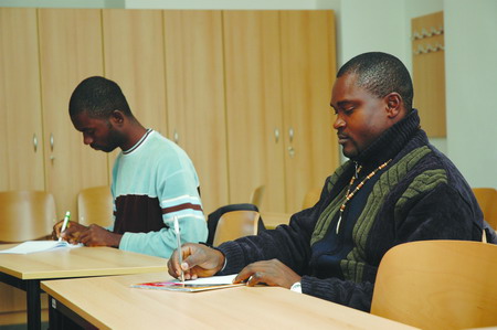 Letos poprvé ke studiu v programu European Politics nastoupilo také pět studentů z afrického Kamerunu. Foto: Ondřej Ženka. Letos poprvé ke studiu v programu European Politics nastoupilo také pět studentů z afrického Kamerunu. Foto: Ondřej Ženka.