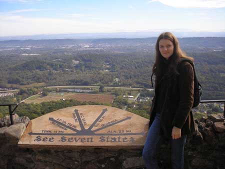 Judita Minczingerová, která studuje na University of Tennessee, na největší místní atrakci Rock City, odkud je vidět na sedm států USA. Judita Minczingerová, která studuje na University of Tennessee, na největší místní atrakci Rock City, odkud je vidět na sedm států USA.