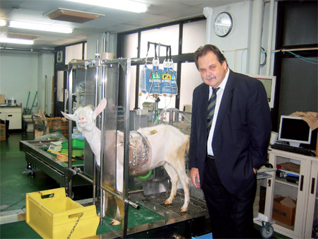 Profesor Žaloudík navštívil v Japonsku také experimentální laboratoř Department of Bioengineering tokijské univerzity. Foto: Archiv J. Žaloudíka. Profesor Žaloudík navštívil v Japonsku také experimentální laboratoř Department of Bioengineering tokijské univerzity. Foto: Archiv J. Žaloudíka.