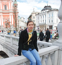 „Po Lublani je nejlepší přemisťovat se na kole, městská hromadná doprava je pro studenta přece jen drahá,“ radí Hana Trčková, která tráví semestr ve Slovinsku. Foto: Archiv H. Trčkové. „Po Lublani je nejlepší přemisťovat se na kole, městská hromadná doprava je pro studenta přece jen drahá,“ radí Hana Trčková, která tráví semestr ve Slovinsku. Foto: Archiv H. Trčkové.
