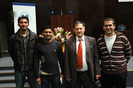 Profesor Josef havel z ústavu chemie Přírodovědecké fakulty se svým doktorskými studenty. Foto: David Povolný. Profesor Josef havel z ústavu chemie Přírodovědecké fakulty se svým doktorskými studenty. Foto: David Povolný.