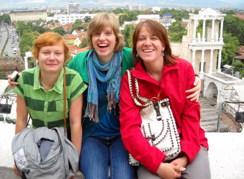 Studentka filozofické fakulty Linda Sukupová (vpravo) s kamarádkami z Belgie a Polska u antického amfiteátru. Studentka filozofické fakulty Linda Sukupová (vpravo) s kamarádkami z Belgie a Polska u antického amfiteátru.