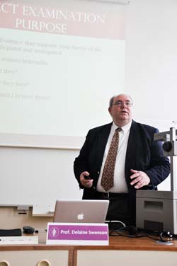 "Spravedlivost procesu a jeho výsledek určují, jestli je právní systém dobrý nebo ne," říká Swenson. Foto: Matěj Myška. "Spravedlivost procesu a jeho výsledek určují, jestli je právní systém dobrý nebo ne," říká Swenson. Foto: Matěj Myška.