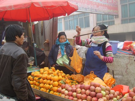 Trh v Xinjie v provincii Yunnan. Foto: Dalibor Jenne.